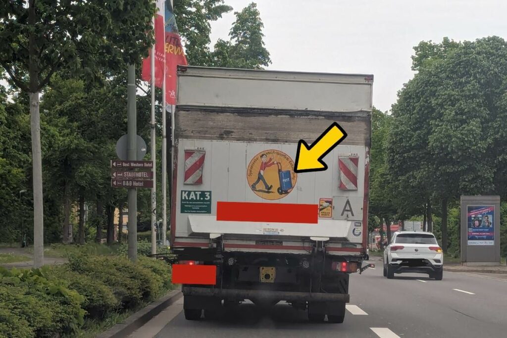 LKW mit K3-Kennzeichnung für tierische Nebenprodukte – Praxistipp aus dem Hundefutter Ratgeber